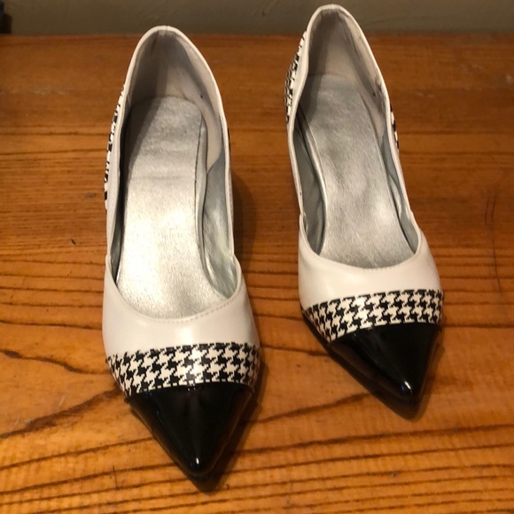 Black and white heels - Picture 2 of 4